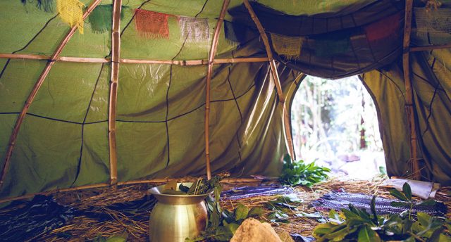 Une hutte de sudation, un cercle de guides et une expérience intense