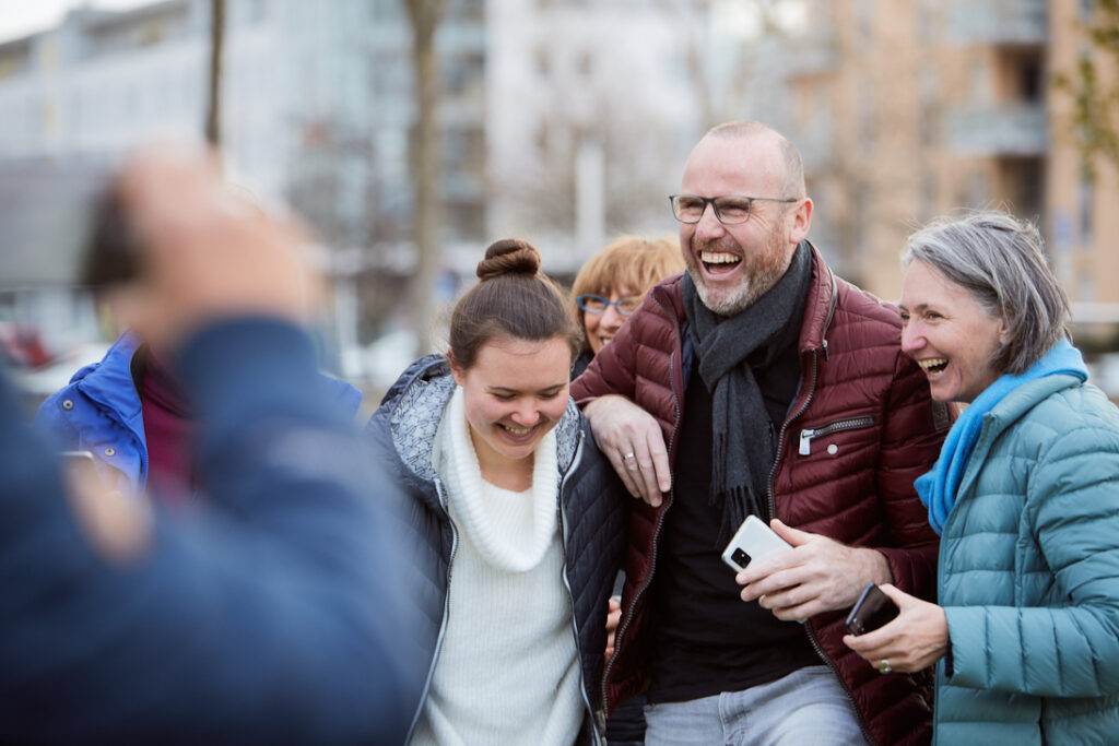 Fröhliche Kolleg:innen bei einem Teamevent im Freien – gemeinsam lachen und den Teamgeist stärken