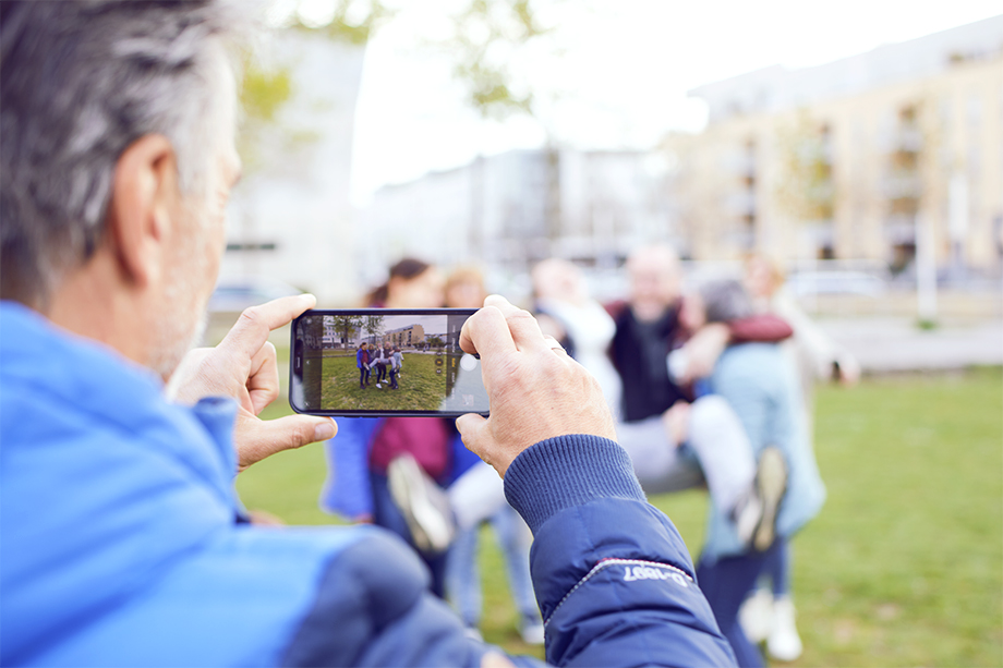 Outdoor Teamevent – Teilnehmer posieren für ein Gruppenfoto, aufgenommen bei sonnigem Wetter